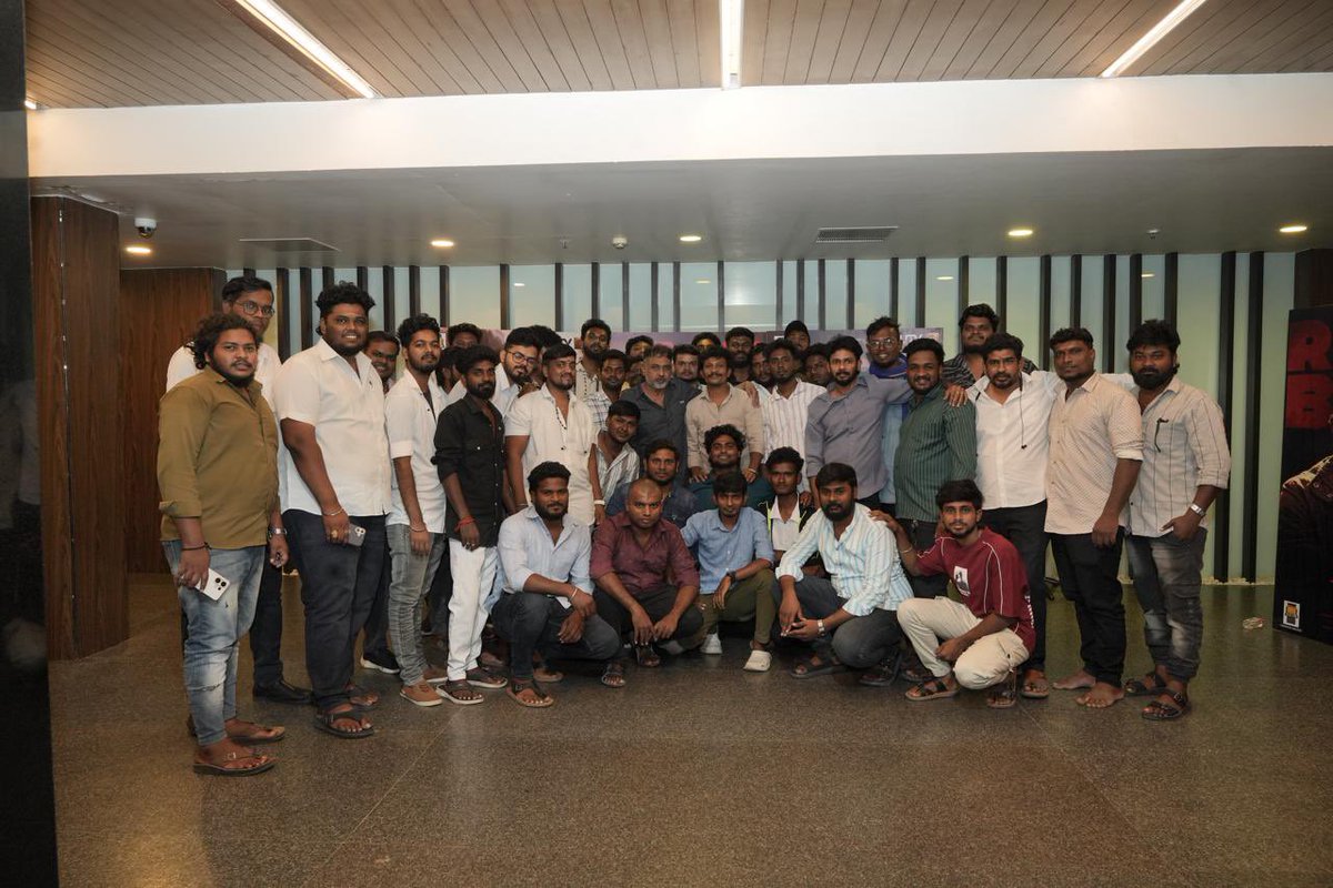 moviebondoff's tweet image. .#ANJAAN Re Editd Re-release celebration begins💥

Actor #Sivakumar Directors #Saran @dirlingusamy  @itisbose &amp;amp; Brinda Sarathy join the hype at Special Screening along with fans.

#ANJAANReEditd in Cinemas From Nov 28

@Suriya_offl @dirlingusamy
@ThirrupathiBros @Samanthaprabhu2