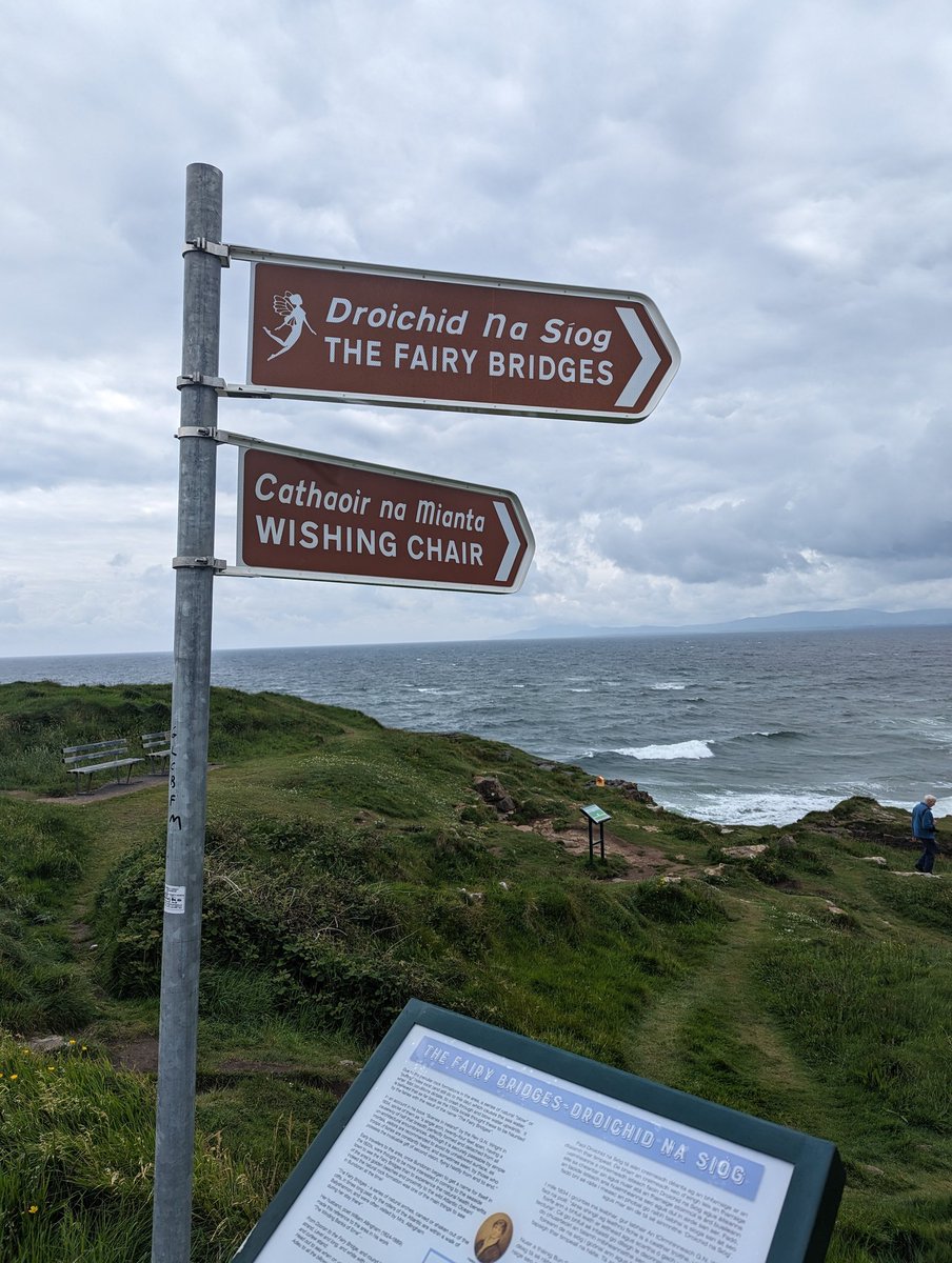 You know you're in Ireland when the path goes right for the fairy bridge and left for the wishing chair ☘️🙂

Happy #fingerpostfriday #ireland
