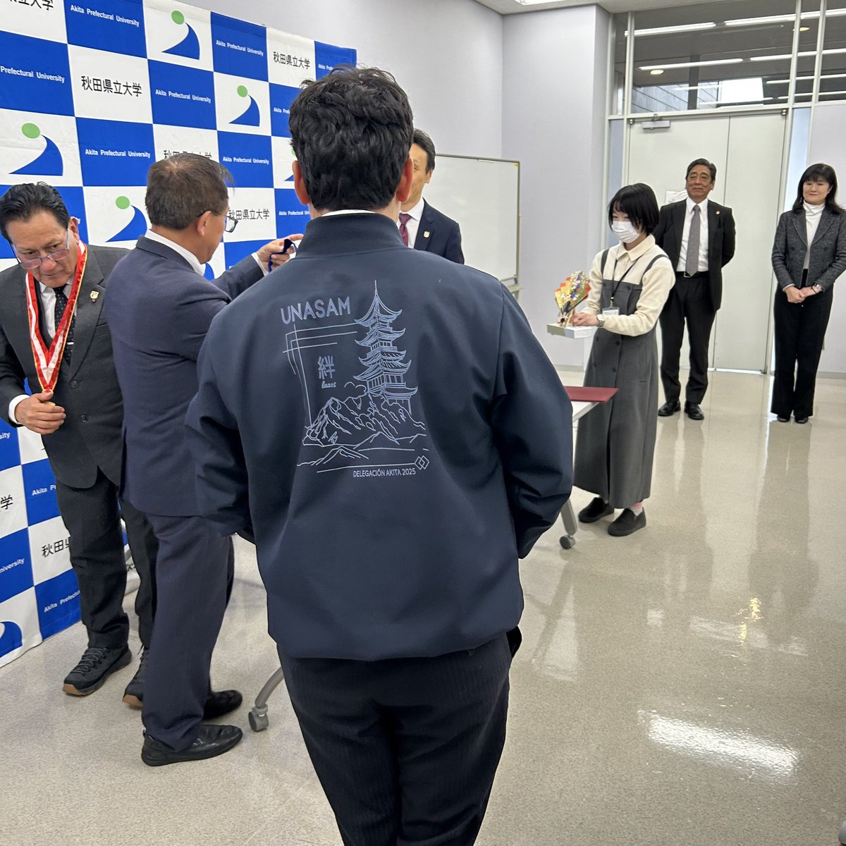 mizuno_mamoru's tweet photo. ペルーのサンチアゴ・アントゥネス・デ・マヨロ・アンカシュ国立大学から国際交流団(学長・副学長・学部長・教員と学生)が来られました。昨日、学長を表敬訪問、本日、協定書の調印式でした。
#秋田県立大学 #ペルー #UNASAM #表敬訪問 #協定書調印式 #素敵な専用のジャンバー https://t.co/gyZYGqU0WB