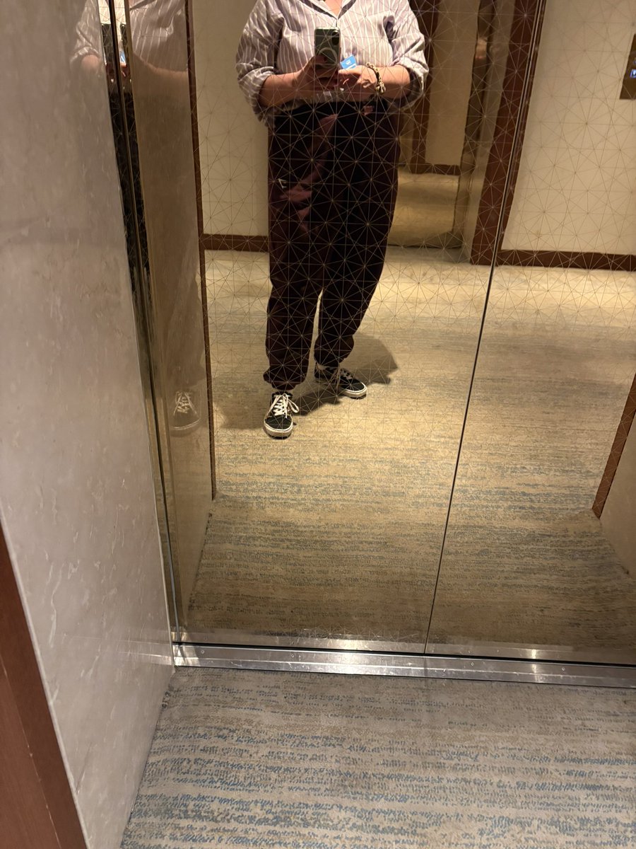 ArtoisLibra's tweet image. #dressedforsuccess Letztes Frühstück - in den bequemen Flugklamotten - in Wien ist es schon sehr kalt, daher kommt später noch ein Sweater drüber.