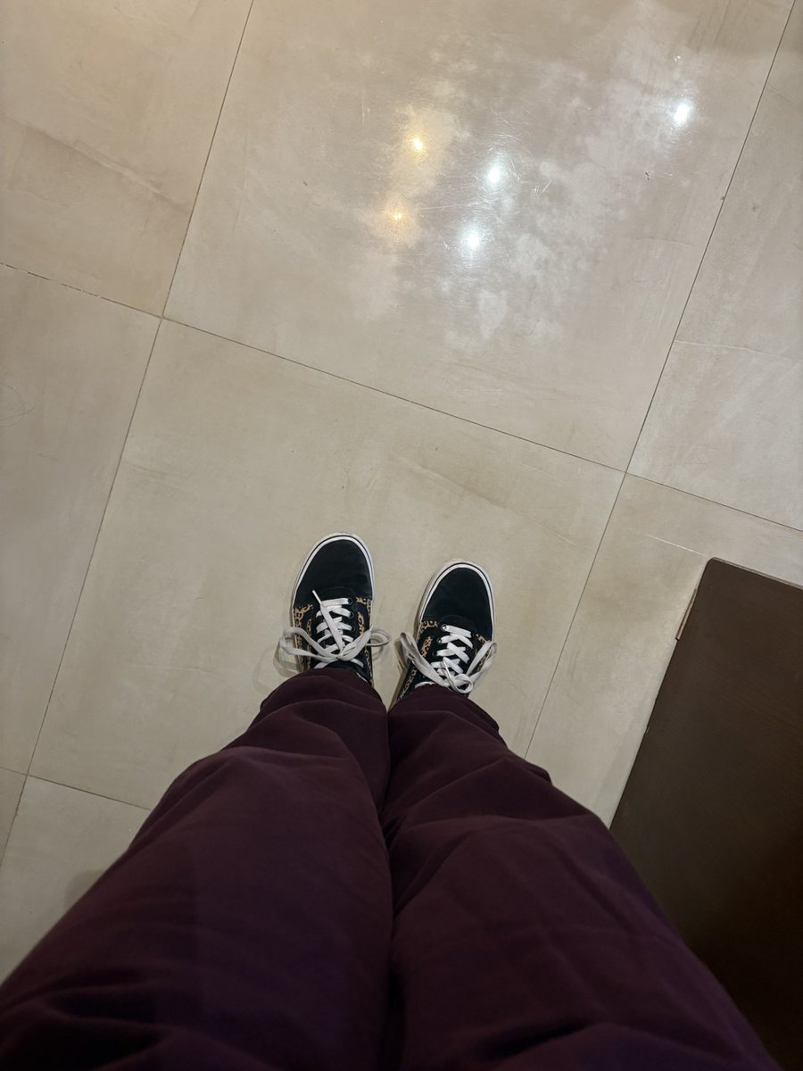 ArtoisLibra's tweet image. #dressedforsuccess Letztes Frühstück - in den bequemen Flugklamotten - in Wien ist es schon sehr kalt, daher kommt später noch ein Sweater drüber.