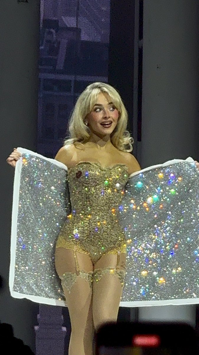 Sabrina Carpenters new yellow/gold bodysuit tonight! #LAShortnSweet