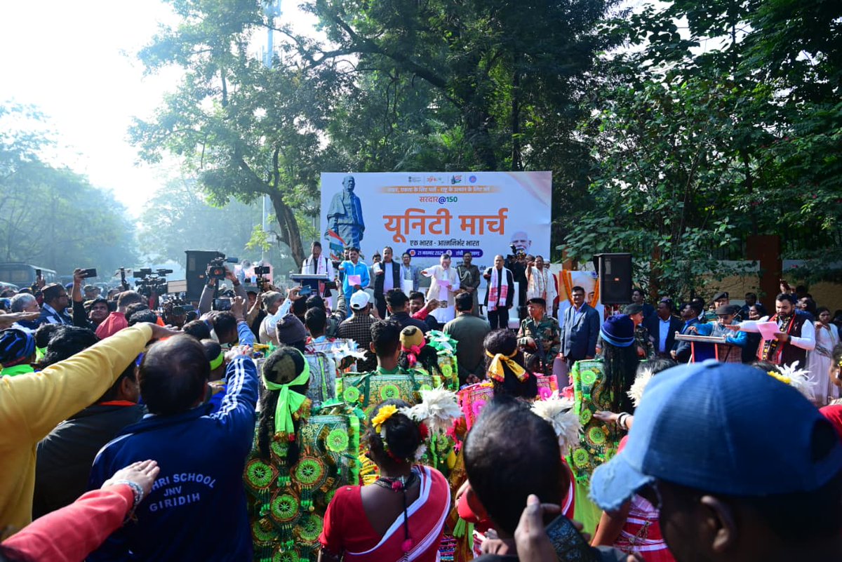 PostNxt's tweet image. Sardar@150 प्रोग्राम के तहत झारखंड राजभवन के समीप यूनिटी मार्च को राज्यपाल संतोष कुमार गंगवार ने रवाना किया। केंद्रीय मंत्री संजय सेठ, विधायक नवीन जायवाल, सी पी सिंह हुए शामिल। 
@BJP4Jharkhand #unitymarch @MpSanjayseth @jharkhandgovernor
