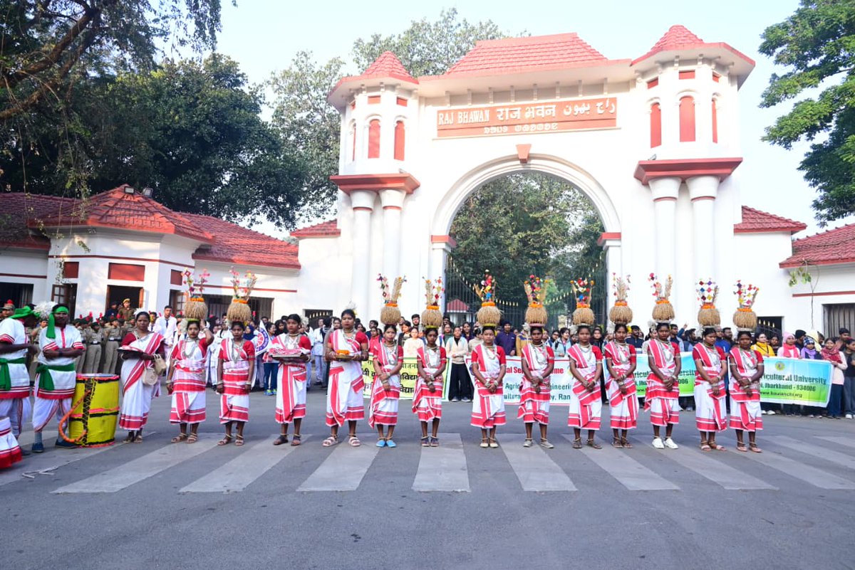 PostNxt's tweet image. Sardar@150 प्रोग्राम के तहत झारखंड राजभवन के समीप यूनिटी मार्च को राज्यपाल संतोष कुमार गंगवार ने रवाना किया। केंद्रीय मंत्री संजय सेठ, विधायक नवीन जायवाल, सी पी सिंह हुए शामिल। 
@BJP4Jharkhand #unitymarch @MpSanjayseth @jharkhandgovernor