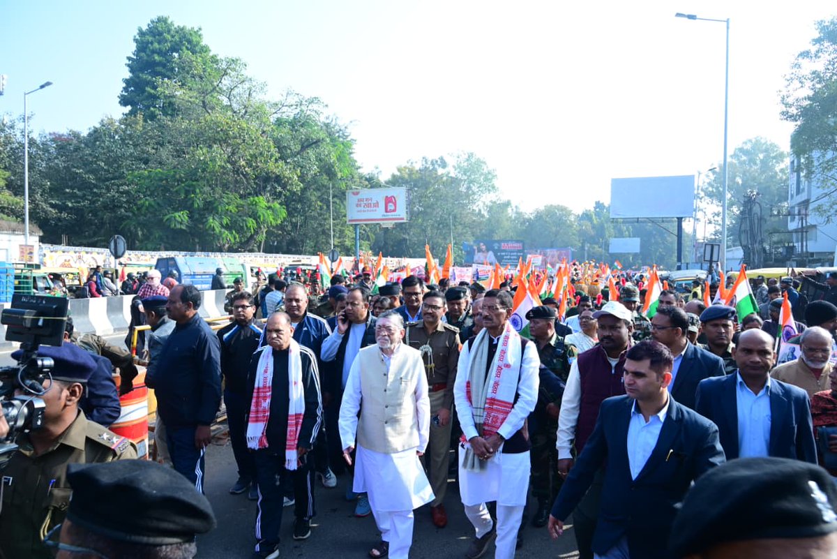 PostNxt's tweet image. Sardar@150 प्रोग्राम के तहत झारखंड राजभवन के समीप यूनिटी मार्च को राज्यपाल संतोष कुमार गंगवार ने रवाना किया। केंद्रीय मंत्री संजय सेठ, विधायक नवीन जायवाल, सी पी सिंह हुए शामिल। 
@BJP4Jharkhand #unitymarch @MpSanjayseth @jharkhandgovernor