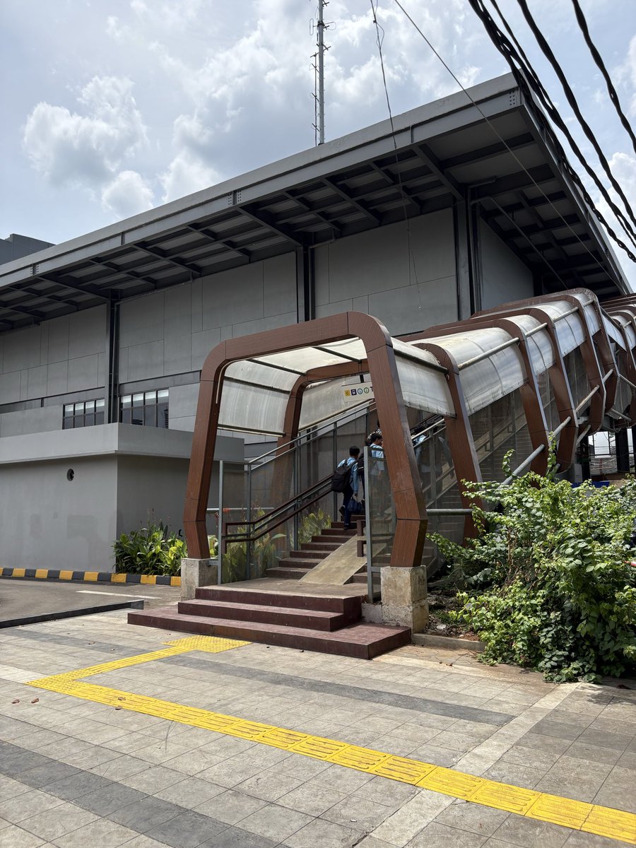 Salah satu contoh peningkatan aksesibilitas terbaik adalah akses ke Sta Tanabang yg berada persis depan Dinas Teknis. 
Benar2 memotong perjalanan bisa 10 menit sendiri. 
Saking efisien dan bermanfaatnya, wa bisa toleransi segala isu detil desainnya hahaha..