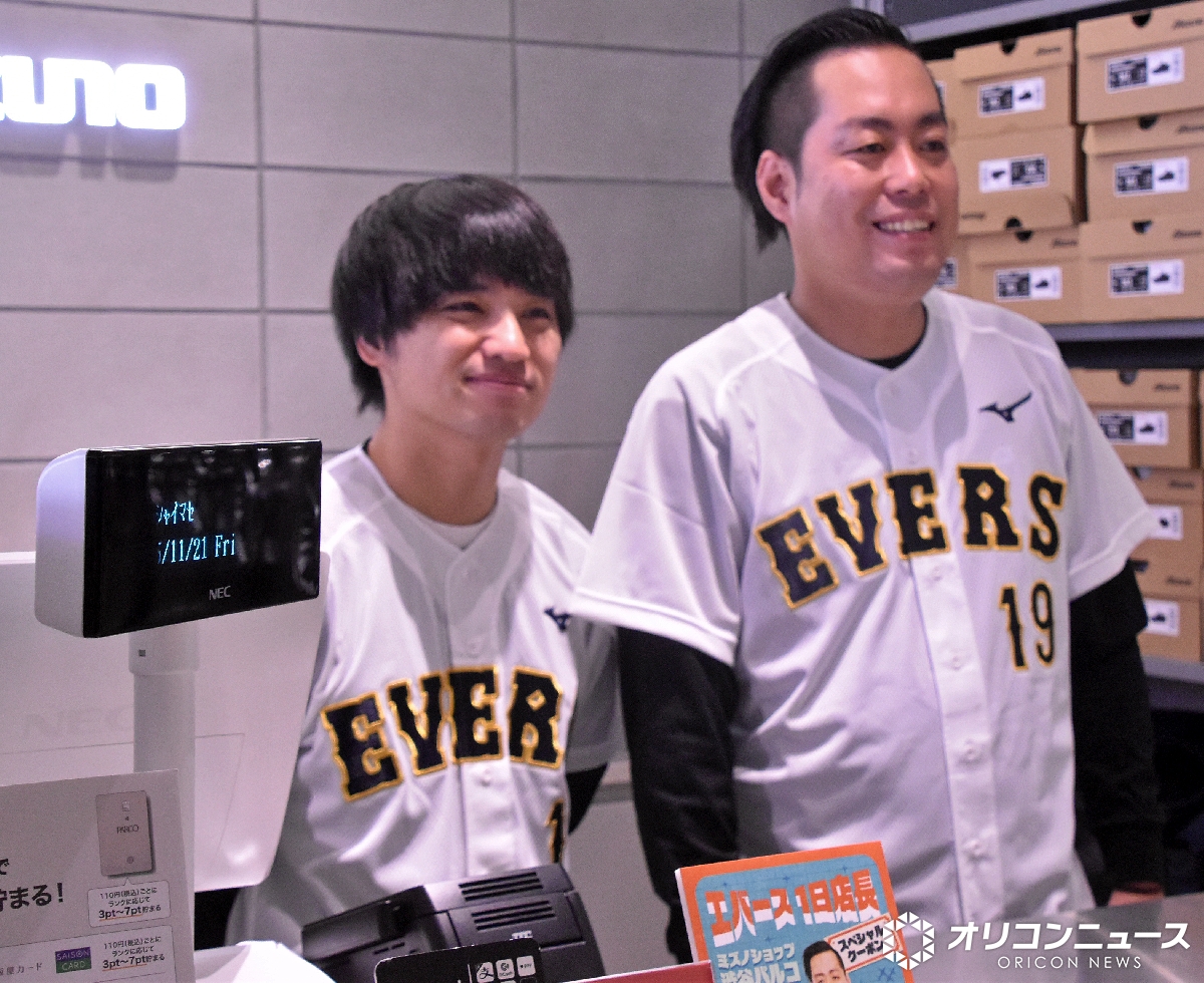 oricon's tweet image. エバース、人生初“1日店長”就任❗️
渋谷のミズノ登場でファン歓喜

町田＆佐々木の登場に黄色い声援✨️
名刺の手渡しに「やばい！」歓喜の声

朝5時から並んでいた人も…
oricon.co.jp/news/2419821/f…

#エバース @GESU20
