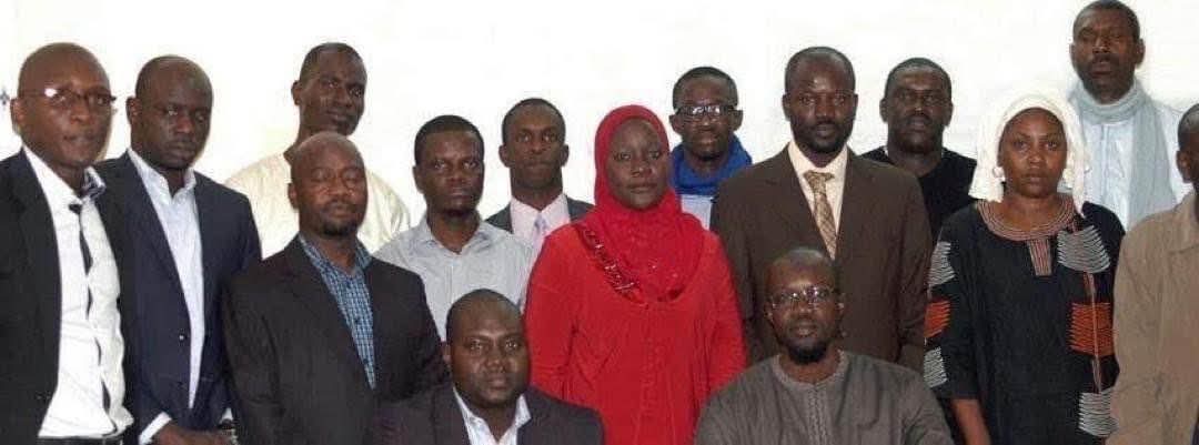 khalifa_a_sarr's tweet photo. La première cohorte de la mise en place de https://t.co/Vyyv5Uska1

Sonko n’est pas seulement un Premier ministre, ni un chef de parti, ni même un simple chef de famille.
Enlevez-lui tous les titres : il reste un #idéal.
Et un idéal ne meurt pas — il grandit, il se renforce, il s’impose dans le présent et dans l’avenir.

Cet idéal a fait battre des millions de cœurs et réveillé des millions de consciences.
Il a rassemblé quand d’autres tremblaient.
Il a affronté le régime abject du maquis sale et les inimitiés les plus féroces.
Ils ont tout tenté pour l’abattre — en vain.
À chaque attaque, il renaissait plus fort, plus clair, plus déterminé.

Notre mission est simple : changer ce pays, le projeter vers un développement assumé, souverain et sans complexe.
Jub. Jubal. Jubanti.
Nous voulons une exploitation juste et transparente de nos ressources, afin que chaque Sénégalais ressente dans sa vie chaque once d’or, chaque millilitre de pétrole, chaque grain d’arachide ou de riz.
Nous voulons une justice rapide et impartiale, des hôpitaux dignes, des écoles solides, de l’eau, de l’électricité, des emplois — un État qui sert et protège son peuple.

Mais des systèmes corrompus, incrustés au cœur de l’administration, ont trahi le pays.
Ils ont prospéré dans l’impunité, le mensonge et le vol.
Les extirper exige du courage — et Ousmane SONKO a réveillé ce courage-là, que nul ne pourra éteindre.

C’est ce réveil qui dérange.
C’est ce réveil qui menace leurs intérêts.

Mais nous, nous ferons face.
Nous continuerons de nous battre, comme nous l’avons fait contre le maquis sale.
Ceux qui sont avec le peuple seront avec nous.
Nous savons pardonner, mais jamais sans vérité, jamais sans justice.

Ceux qui ne sont pas avec le peuple nous trouveront sur leur chemin — aujourd’hui, demain, toujours — guidés par #PROS.

Nous venons de loin.
Nous avons trop sacrifié pour reculer.
La peur nous a quittés.
Et cet idéal nous survivra : d’autres le porteront quand nous ne serons plus là.

Jub. Jubal. Jubanti.
Vive le projet !
Vive un Sénégal juste !
Jules Souleymane, merci du courage.

#Pasteflespatriotes