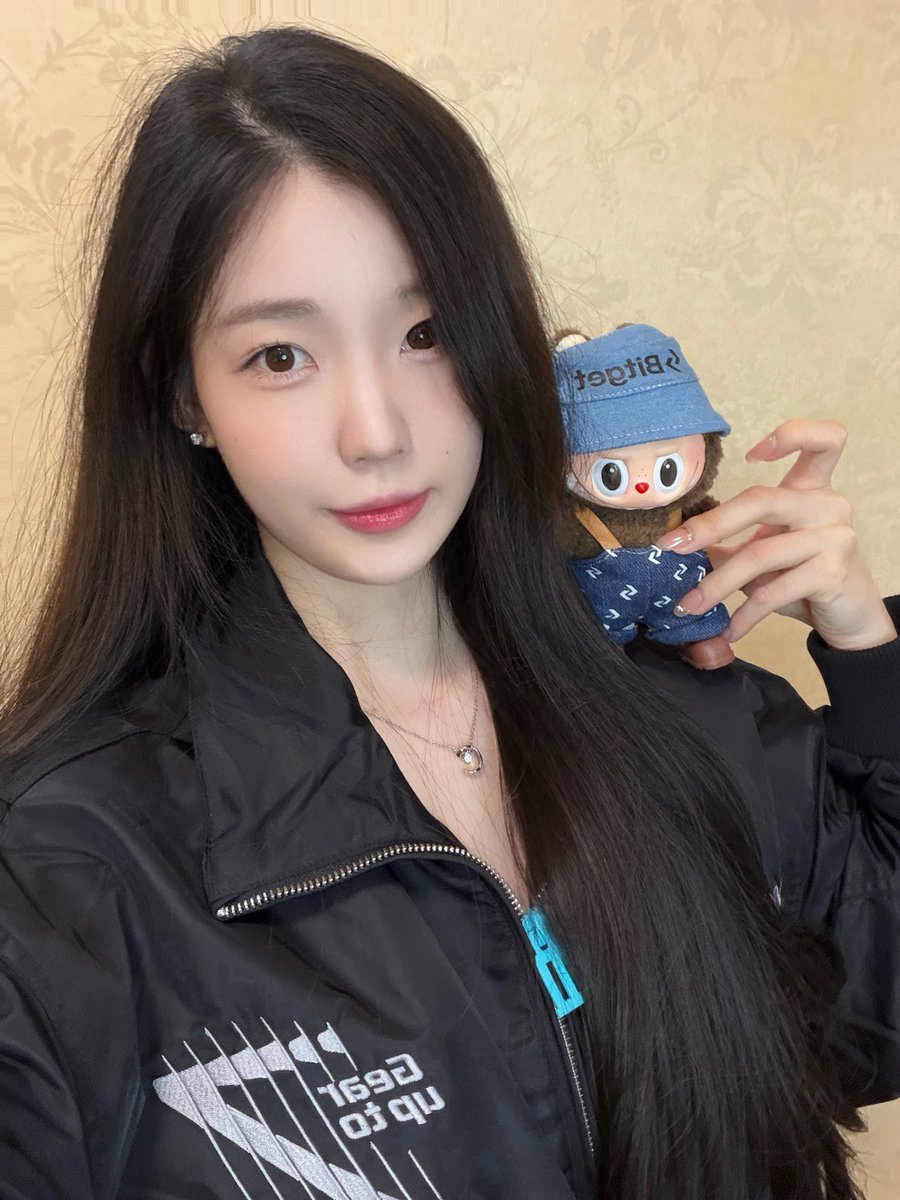 BitgetSabrina's tweet image. 下午好！
人已在工位，昨晚跌得麻木了
这两天私信有点多，看到了会一一回复！
话说7周年的外套我实在太喜欢了，爱不释手！

 #bitget #BitgetTurns7