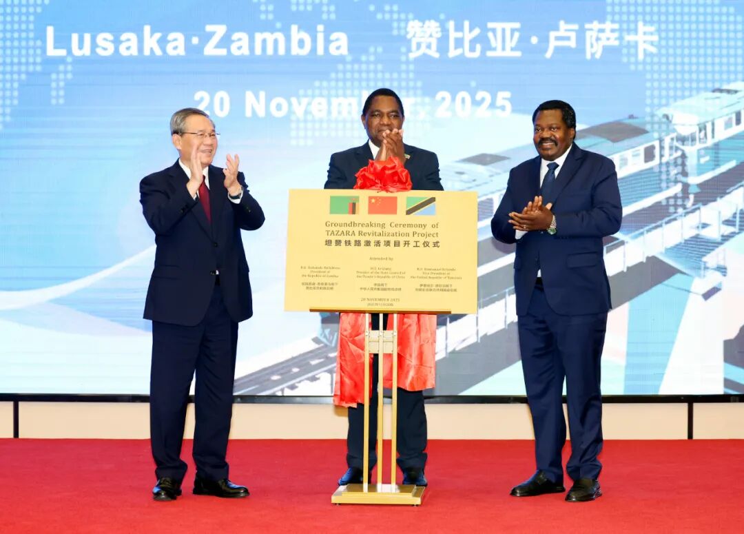 ChenMingjian_CN's tweet photo. Chinese Premier Li Qiang attended the ground-breaking ceremony of the TAZARA Railway revitalization project with Zambian President Hakainde Hichilema and Tanzanian Vice President Emmanuel Nchimbi. Premier Li said that China is willing to work with Zambia and Tanzania to advance the development of a prosperity belt along the TAZARA Railway, and jointly foster a new hub of economic growth.