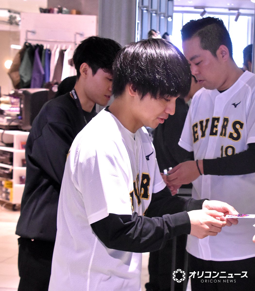 oricon's tweet image. エバース、人生初“1日店長”就任❗️
渋谷のミズノ登場でファン歓喜

町田＆佐々木の登場に黄色い声援✨️
名刺の手渡しに「やばい！」歓喜の声

朝5時から並んでいた人も…
oricon.co.jp/news/2419821/f…

#エバース @GESU20