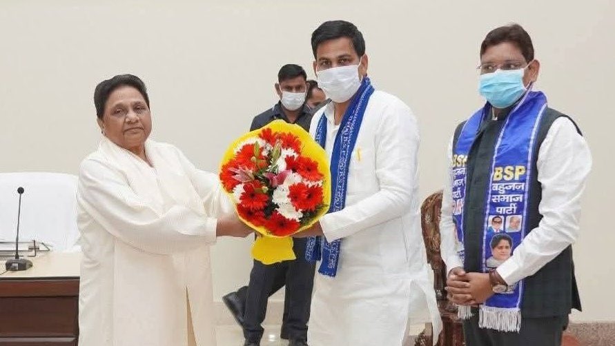 surya_samajwadi's tweet image. पिछड़े दलित के साँस लेने से महल की हवा ख़राब हो जाती है इसलिए उन्हें मास्क के साथ महल में प्रवेश दिया जाता है 

इसी भेदभाव के कारण बसपा जीरो पर पहुँच गई