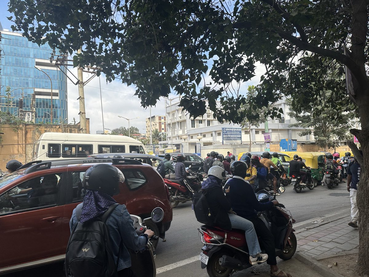 AnkitTimbadia's tweet photo. @blrcitytraffic @BlrCityPolice @DKShivakumar When are you planning to bring traffic signal at Kadubeesanahalli ಕಾಡುಬಿಸನಹಳ್ಳಿ Junction ? 
Traffic situation is so bad post the Panathur road opened up. Seems like that’s the culprit for all the traffic. https://t.co/0AGJMvzeBb
