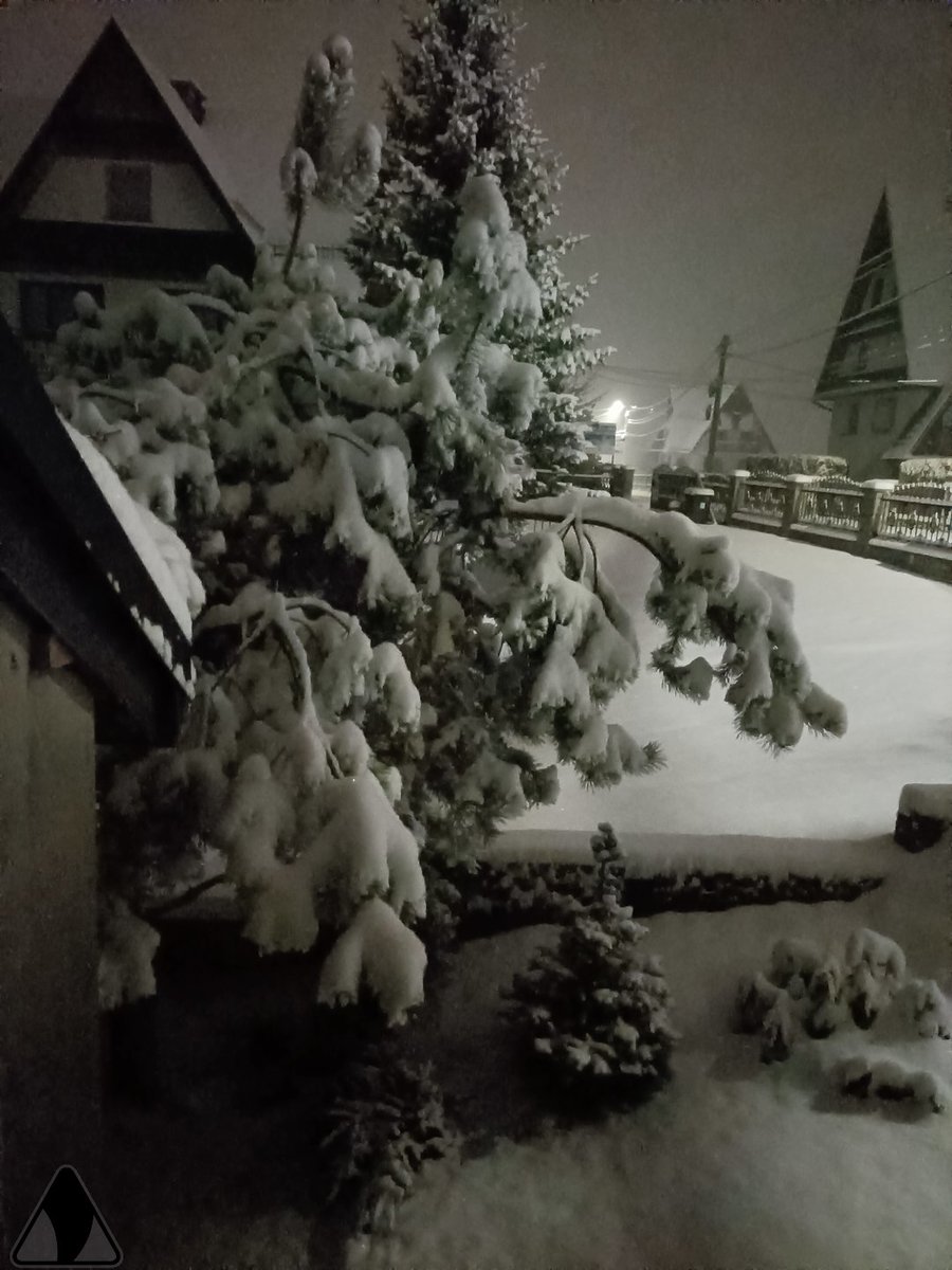 SOB_pl's tweet image. ❄️Na południowym - wschodzie kraju, zgodnie z prognozami pojawiły się już jakiś czas temu opady śniegu. 
Biały puch jest ciężki i mokry, uważajcie na siebie na drogach. Dajcie znać jak sytuacja wygląda u Was, jeśli jesteście w tamtej części Polski 📷📲

📷 Użytkownik naszego…