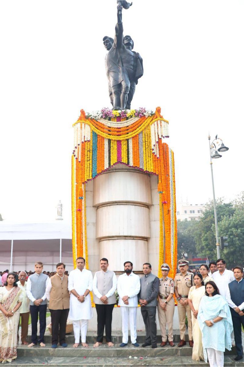 📍 #मुंबई |

महाराष्ट्र राज्य हुतात्मा स्मृतीदिनानिमित्त आज मुंबईतील हुतात्मा स्मारकास भेट देऊन संयुक्त महाराष्ट्राच्या लढ्यात प्राणांची आहुती देणाऱ्या १०७ हुतात्म्यांना पुष्पचक्र अर्पण करून कृतज्ञतापूर्वक अभिवादन केले. 

या वीरांच्या बलिदानामुळे मुंबई महाराष्ट्राला मिळाली. मात्र