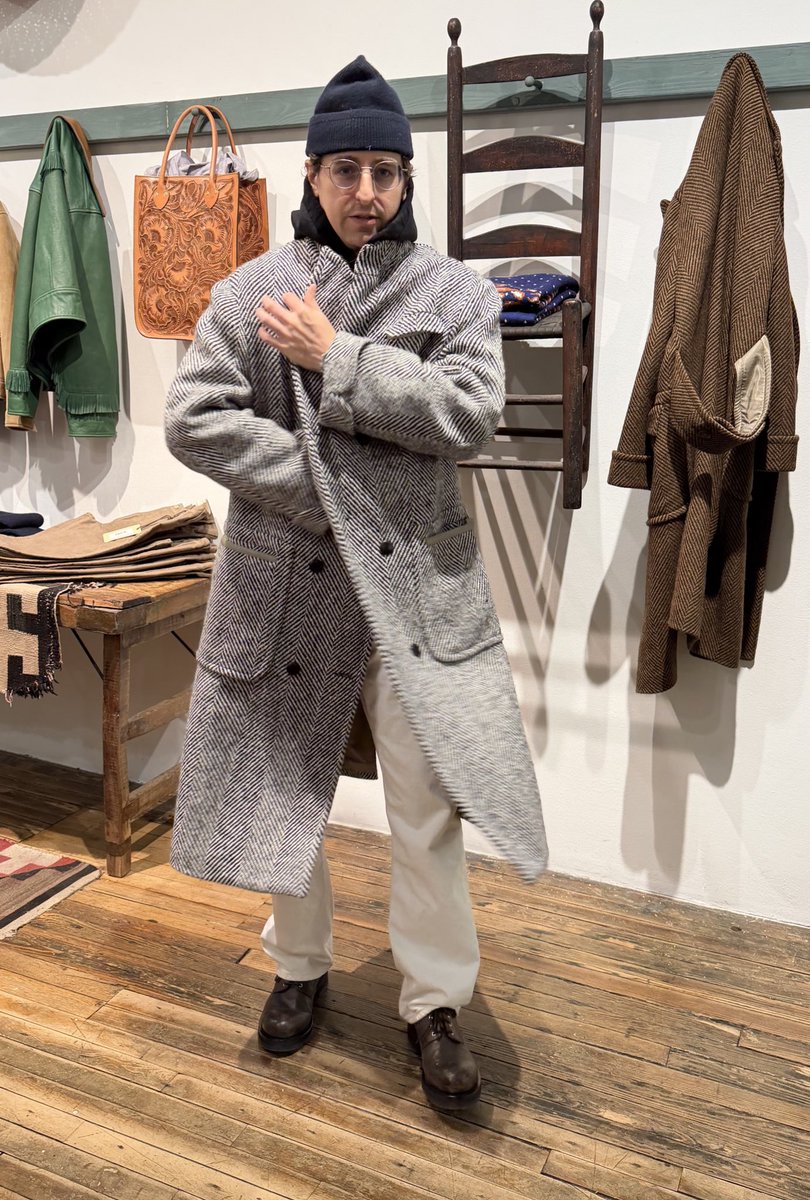 jakewoolf's tweet image. You must be overcoat-maxxing this winter, both in quantity and in the size of your overcoat 

Anything above the knee or that you can’t wear your thickest sweater under is unacceptable