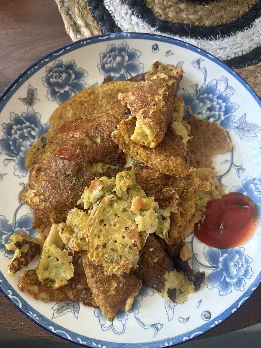 Besan chilla for breakf🥰