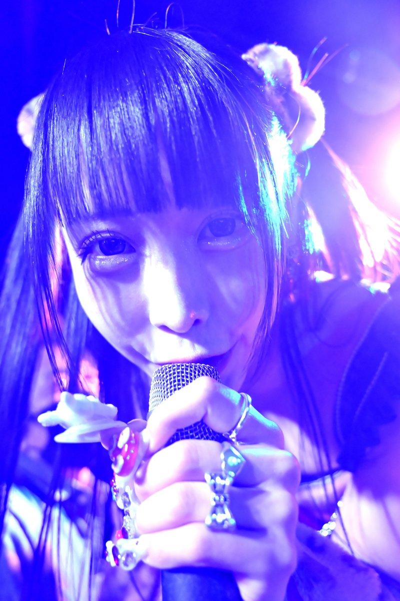 jpredarmy1129's tweet image. 茜捺さんのアイドルとして凄いなと思うところ色々あるけれど、歌ってる時のマイクの位置まで考えてるなと思う、ほとんどのアイドルさんは登るか下がらないと顔がまともに写らない。

月島茜捺 @kitto_senna　@BCCF_official 　#𝑩𝒍𝒖𝒆𝑪𝒉𝒆𝒆𝒔𝒆𝑪𝒉𝒐𝒄𝒐𝑭𝒐𝒏𝒅𝒖𝒆
#ブルチョコ…