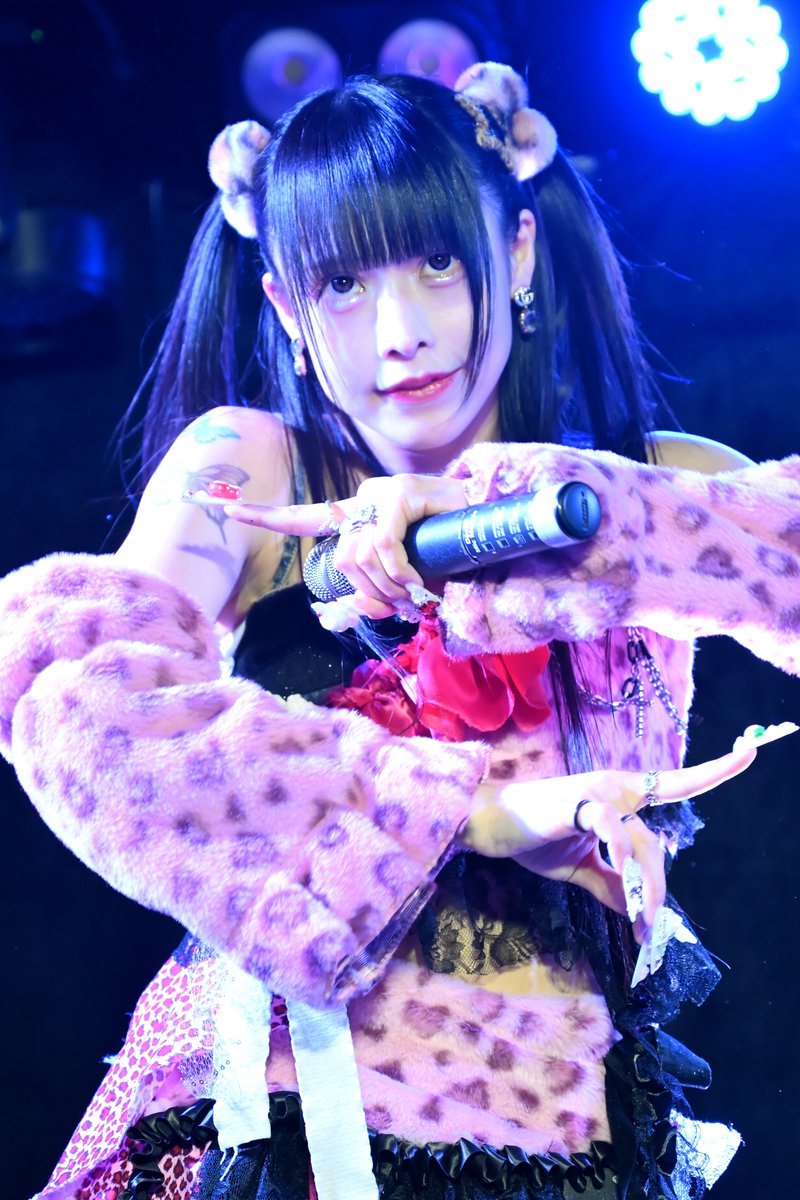 jpredarmy1129's tweet image. 茜捺さんのアイドルとして凄いなと思うところ色々あるけれど、歌ってる時のマイクの位置まで考えてるなと思う、ほとんどのアイドルさんは登るか下がらないと顔がまともに写らない。

月島茜捺 @kitto_senna　@BCCF_official 　#𝑩𝒍𝒖𝒆𝑪𝒉𝒆𝒆𝒔𝒆𝑪𝒉𝒐𝒄𝒐𝑭𝒐𝒏𝒅𝒖𝒆
#ブルチョコ…