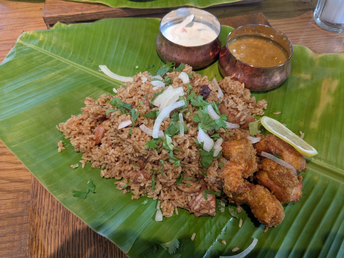 上野 RouteBooksでチキンディンディカルビリヤニ。米が旨味をしっかり吸っててうまい。12月のディナーお席に空きがあるようなので家族決済にかけてみようかな。