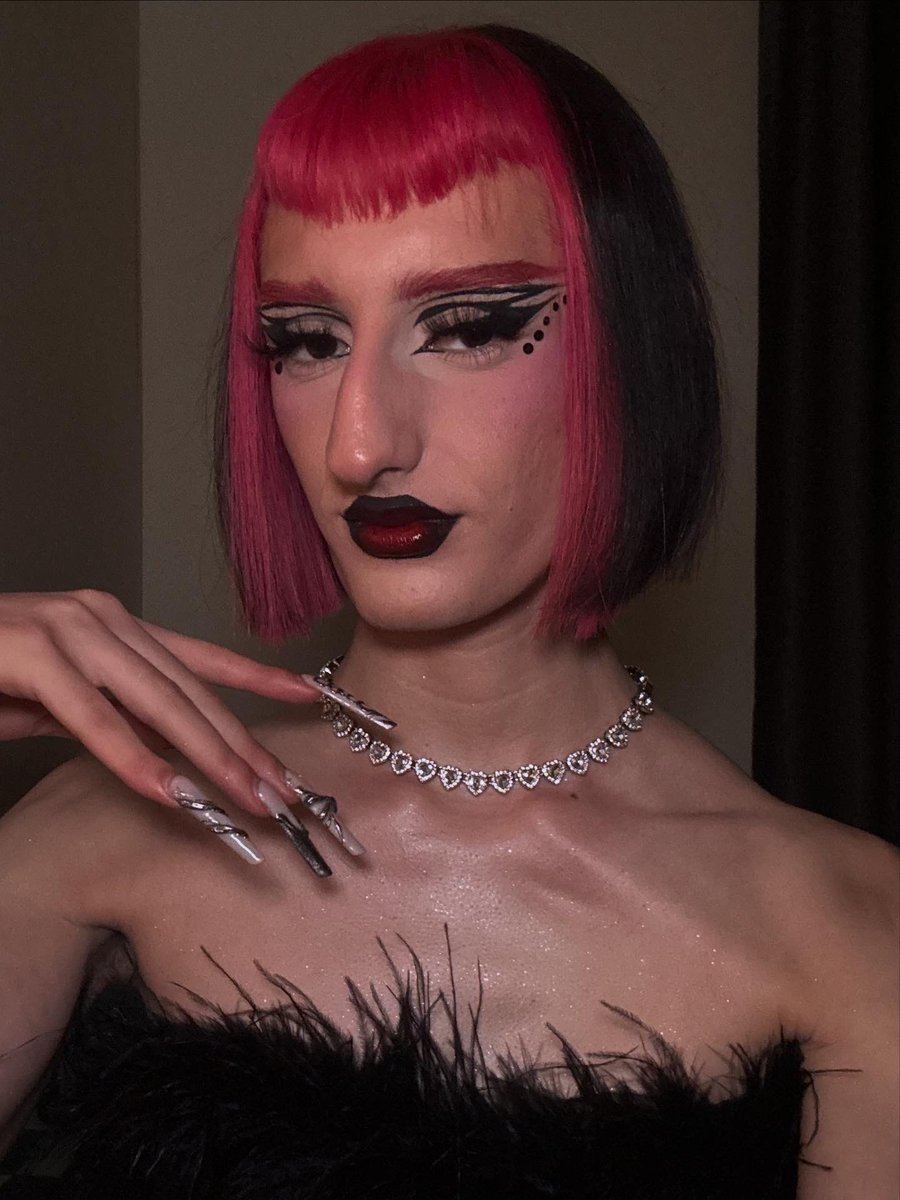 bamboo_camelleo's tweet image. 💋 Quand l’allure devient une armure et que chaque détail raconte une histoire. 💋
#glamattitude #avantgardemakeup #boldbeauty #pinkandblack #nightlook #makeupmood #fiercevibes