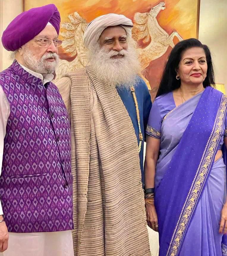 AG_knocks's tweet image. Lakshmi Puri was also among those ‘Eminent 272’ who abused RG.

Her husband is Modi&apos;s oil minister. In 2014, he traveled to the US with Modi

Poor Sardar, hungry for many years, ended up in the tent of pedoph!le Jeffrey Epstein.

When Trump threatened to release his blue film, he…