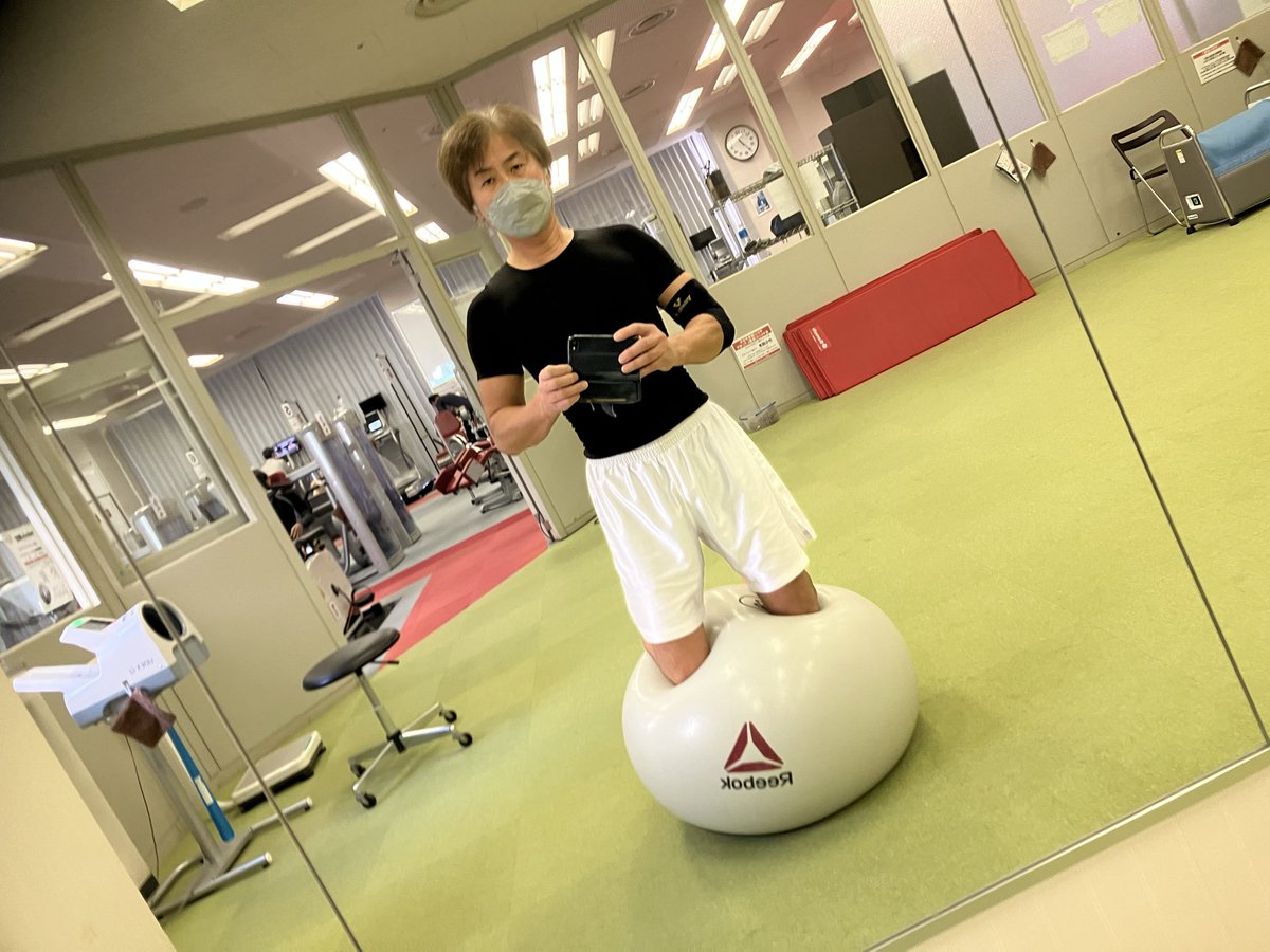 manbobongo's tweet image. おつトレ様です🫡✨
昨日のbike145kmで下半身疲労が残る為上半身のみ軽トレ😁
○バランボール
○ストレッチポール
○上半身&amp;amp;下半身ストレッチ
決められた型全部やって
2時間30分(多分やり過ぎ)
ストレッチマット占領してすみませんでした🙇
#ストレッチ
#バランスボール
#前屈開脚