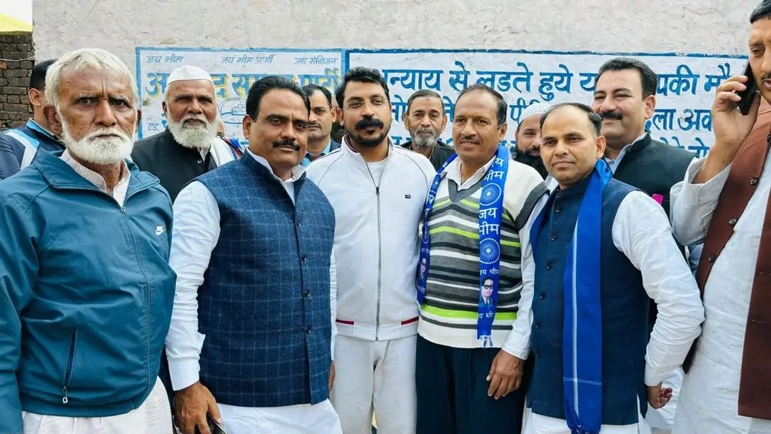 priyanshu__63's tweet photo. आजाद समाज पार्टी ने दिया BJP को बड़ा झटका 👇

सहारनपुर के ननौता से भाजपा के वर्तमान चेयरमैन व कद्दावर नेता अफजाल खान ने अपने सैकड़ों कार्यकर्ताओं समेत @BhimArmyChief चन्द्रशेखर आजाद के आवास पर @AzadSamajParty की सदस्यता ग्रहण की....!!