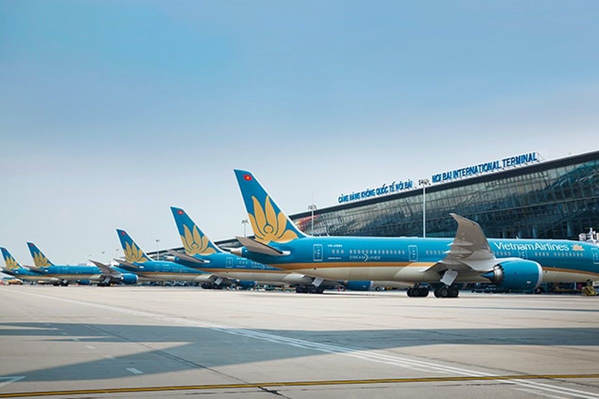 RadioSmartFM's tweet image. Vietnam Airlines resmi membuka rute penerbangan langsung Jakarta-Hanoi mulai 23 November 2025 dengan frekuensi lima kali per minggu. Pembukaan rute ini disambut antusias masyarakat Indonesia, terlihat dari lonjakan pemesanan tiket yang signifikan.

#SmartNews @kompascom