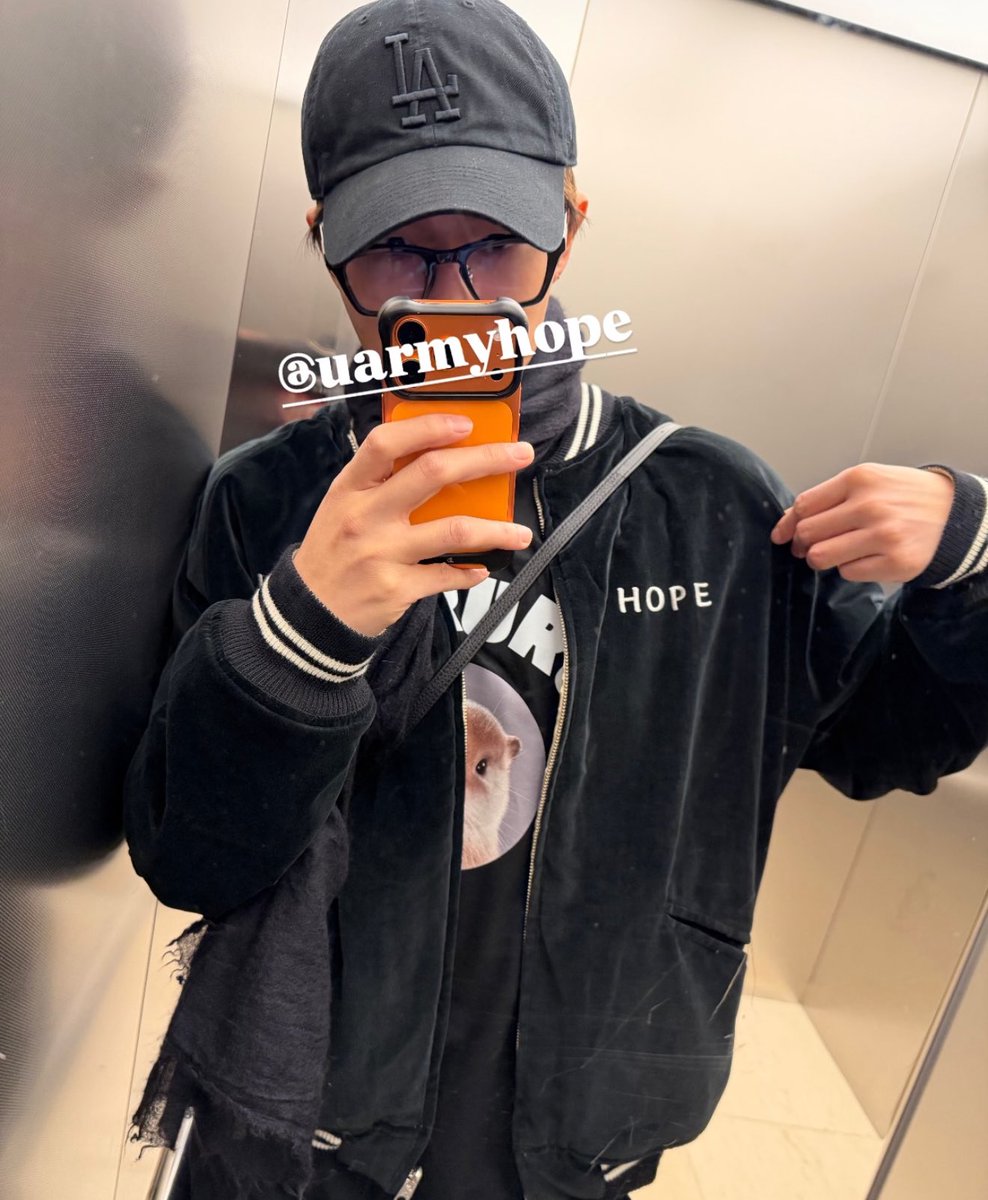 knjgIoss's tweet image. he got his boyfriends sweater on