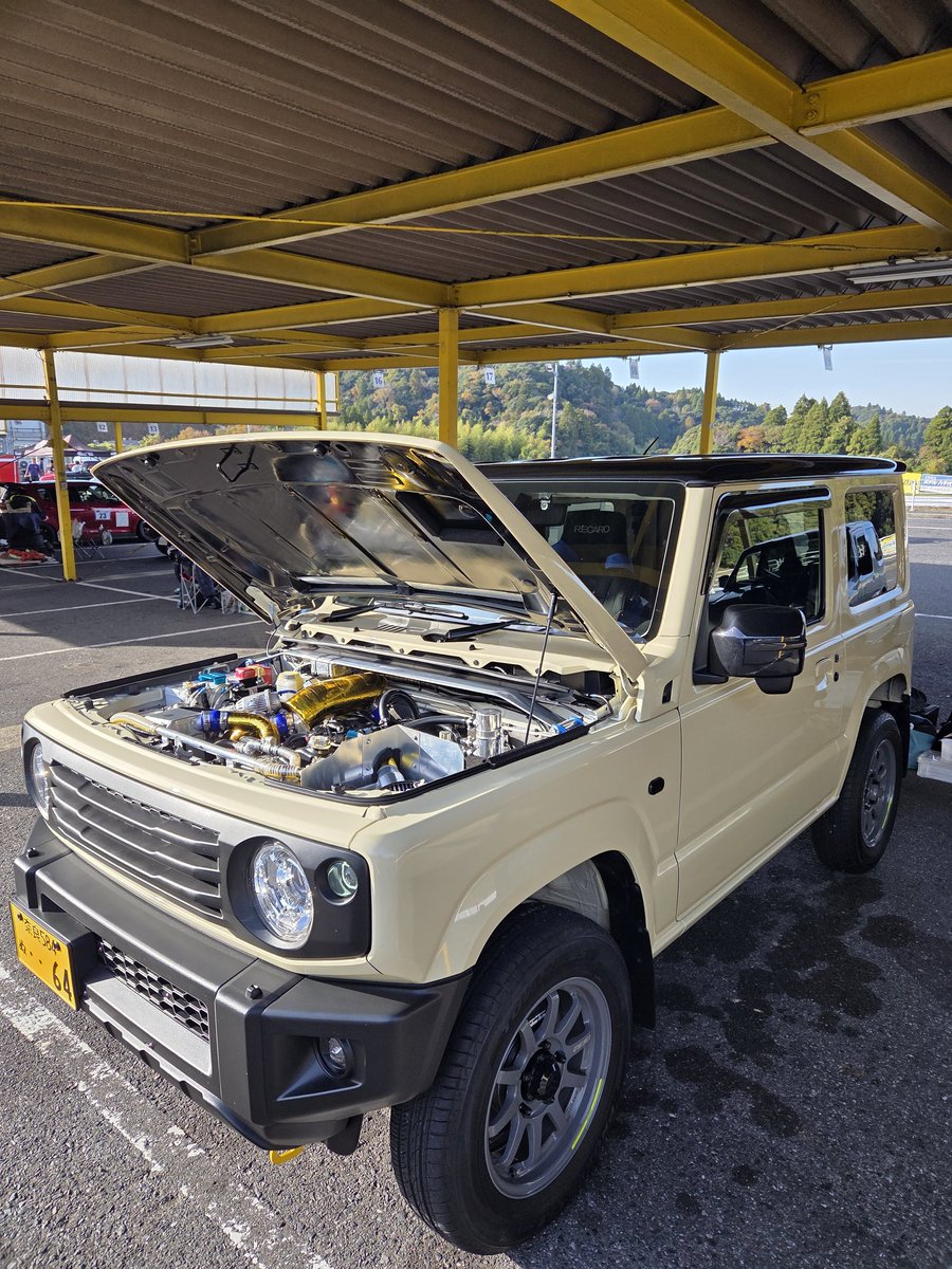 jimu_ken64's tweet image. JSL2025前日練習。
2本チョロッと走って運転手ﾖﾚﾖﾚ🫠
昨年と違って乗れて無い割りに、
右前とリアタイヤがどんどん減って逝く😅