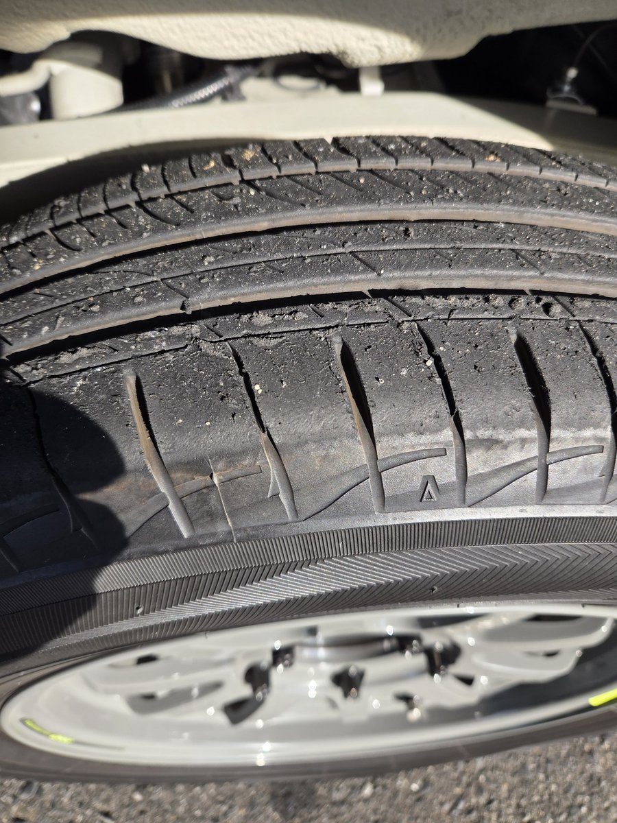 jimu_ken64's tweet image. JSL2025前日練習。
2本チョロッと走って運転手ﾖﾚﾖﾚ🫠
昨年と違って乗れて無い割りに、
右前とリアタイヤがどんどん減って逝く😅