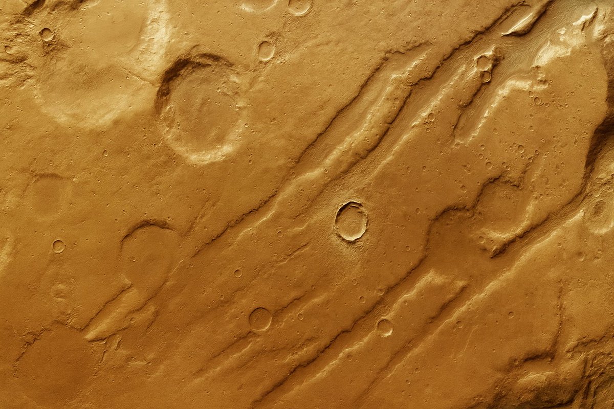 NEXTORMAGAZYN's tweet image. Mars też miał epoki lodowcowe! HRSC pokazuje ślady LVF/CCF w Coloe Fossae. ❄️🛰️ #Mars Więcej na nextor.pl!