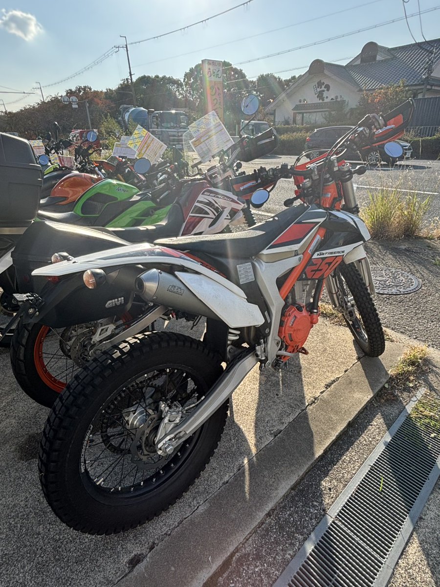 MFD41264038's tweet photo. オフロードバイクと言えば?👂
KTM!となる方も多いのでは😏
FREERIDE 250F / KTM
https://t.co/PKdUCZuiQ7
山野の自由に走るのに特化した、超軽量バイク✨
初心者でも扱いやすいエンジンで、軽量の為、取り回しもしやすい🙆♀️
ハンドル下のミラーがひょっこりかわいい🫶笑
#freeride250f
#KTM https://t.co/zKeod0SWKB