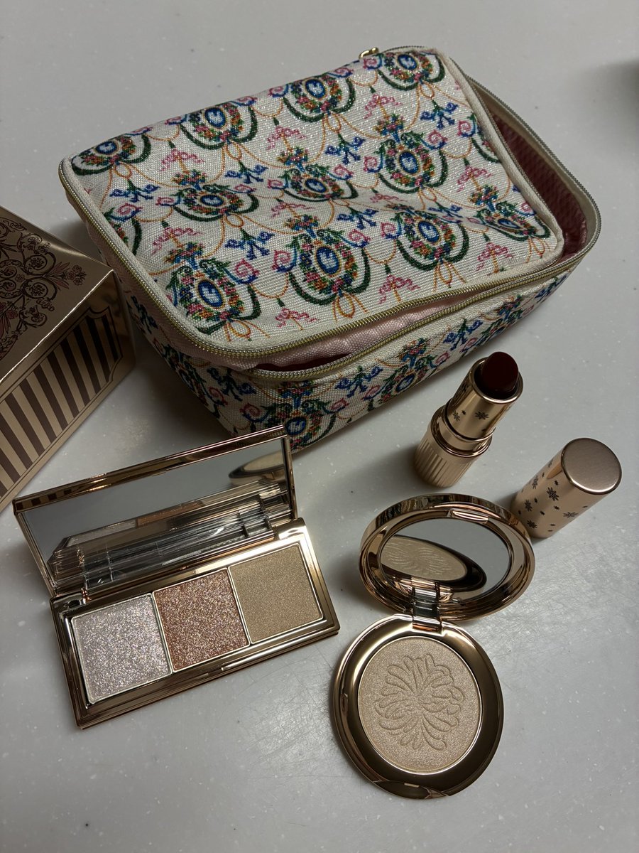 ioris356959's tweet image. 買ってもうた🤤🤤🤤

独身時代の冬の楽しみはスノボだったけど
結婚して子供出来てから全く行けてないから

冬の楽しみがコスメのクリスマスコフレ集めくらいやなぁ。

 #PAUL＆JOE
 #クリスマスコフレ