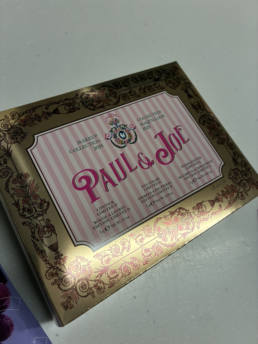 ioris356959's tweet image. 買ってもうた🤤🤤🤤

独身時代の冬の楽しみはスノボだったけど
結婚して子供出来てから全く行けてないから

冬の楽しみがコスメのクリスマスコフレ集めくらいやなぁ。

 #PAUL＆JOE
 #クリスマスコフレ