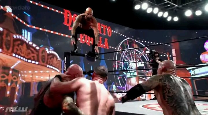 Christo79744616's tweet image. The Skyscrapers vs Good Brothers ends in a no contest. All 4 men brawl onto the outside of the ring. Karl Anderson takes out everyone with a big time dive. They continue to brawl to the back stage area until the camera cuts away #MLW #DonGato