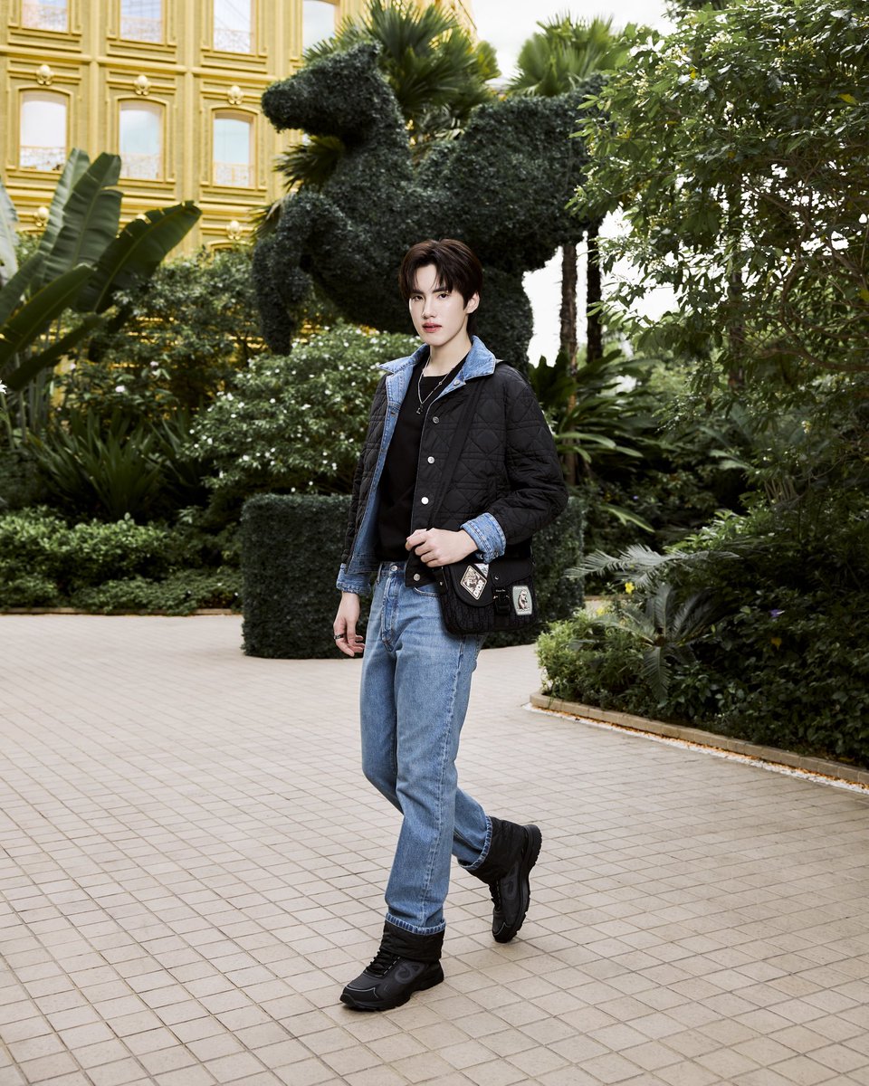 ElleMenThailand's tweet image. ภูธัชชัย ร่วมปรากฏตัวในค่ำคืนแห่งงานอาร์ตและแฟชั่นที่ Dior Gold House ท่ามกลางพาวิเลียนและประติมากรรมเรืองแสงที่สะท้อนมนตร์เสน่ห์แบบ Dior ในช่วงเทศกาลปลายปี

#DiorCruise #PHUTATCHAI