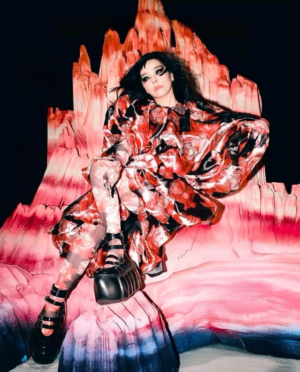 bjorkspears's tweet image. there will never be another björk :,)

happy 60th birthday to this triple scorpio legend !!