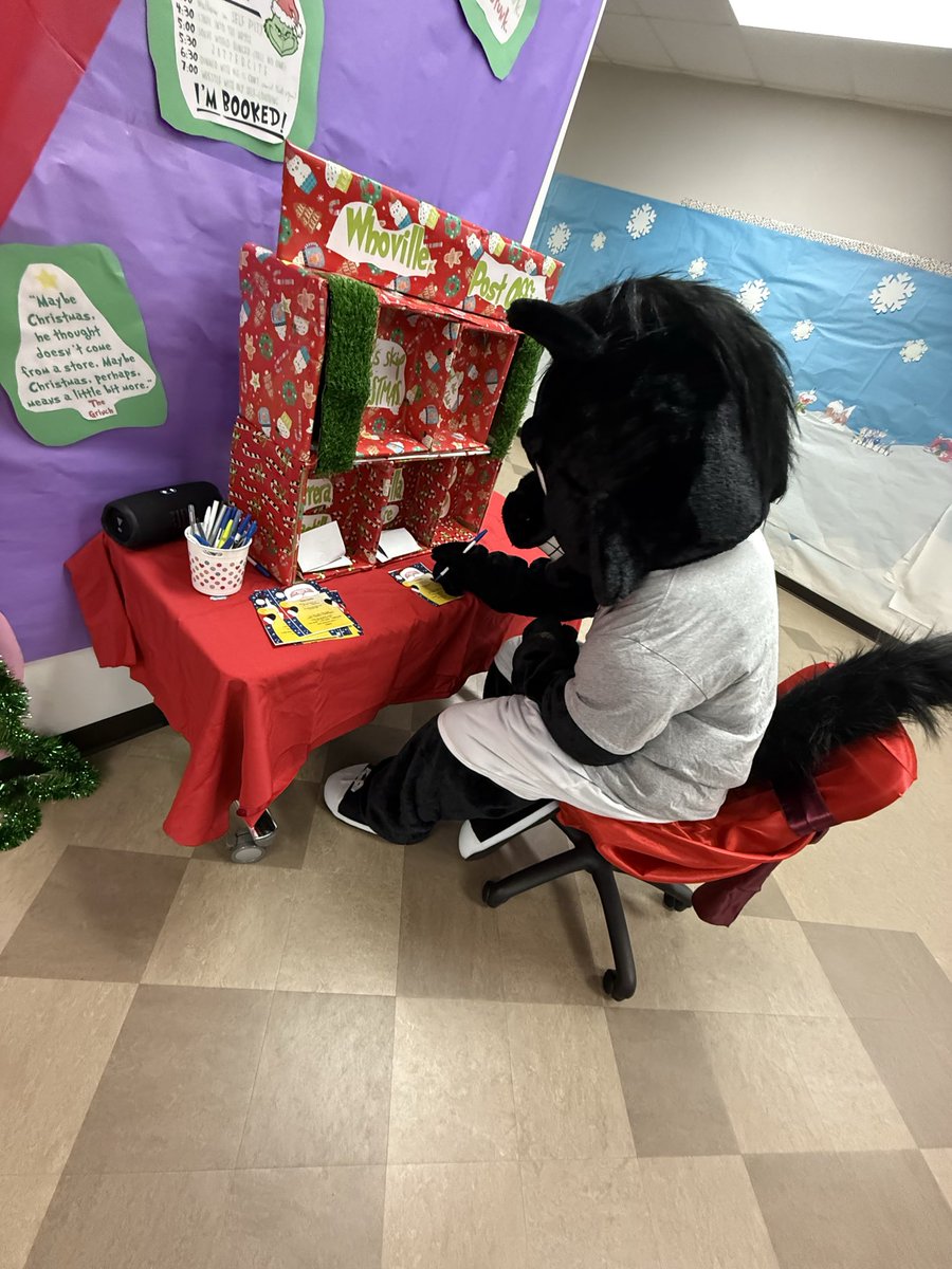 JSES_1stgrade's tweet image. Today was #LiteracyNight! Our Stallions joined us for a roll-and-read game and even got to visit the Scholastic Book Fair 📚 
@JSES_Stallions