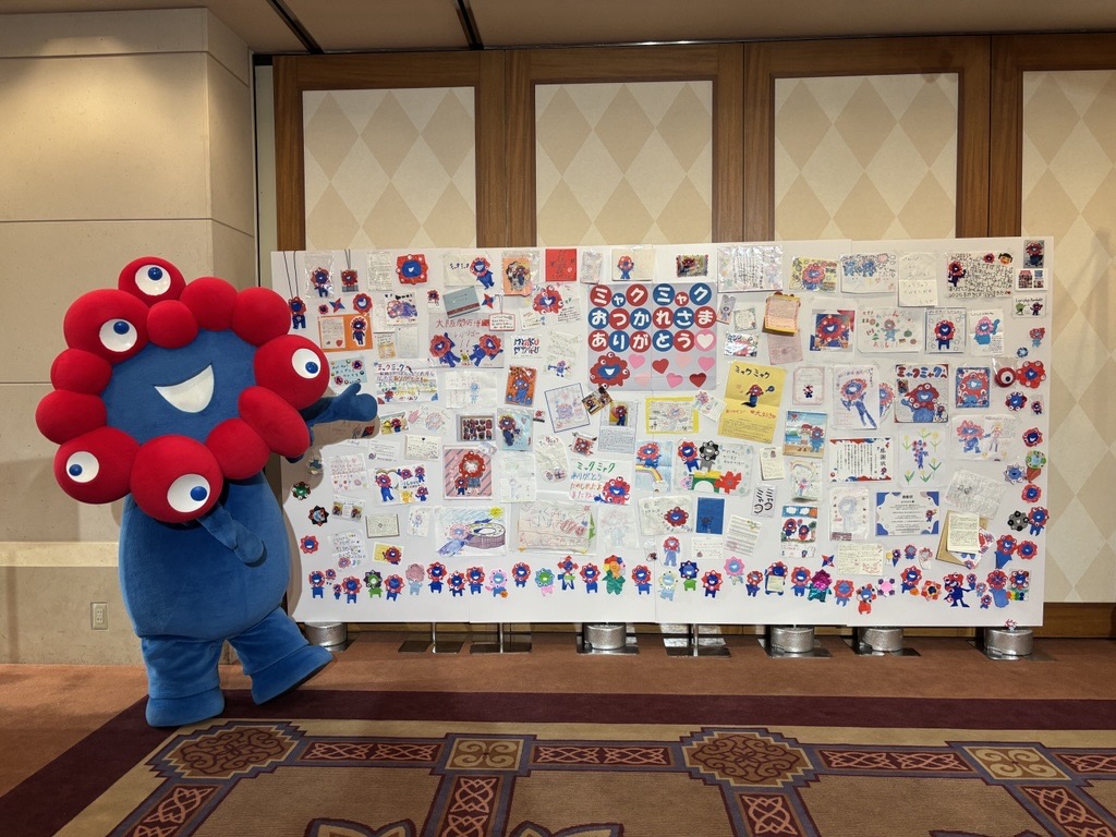 expo2025product's tweet image. .˚⊹⁺‧┈┈┈┈┈┈┈┈┈┈┈┈‧⁺ ⊹˚.
　　　みなさまからの愛💙
　ミャクミャクに届いています💌
.˚⊹⁺‧┈┈┈┈┈┈┈┈┈┈┈┈‧⁺ ⊹˚.

#いいふみの日 #ミャクミャク #EXPO2025