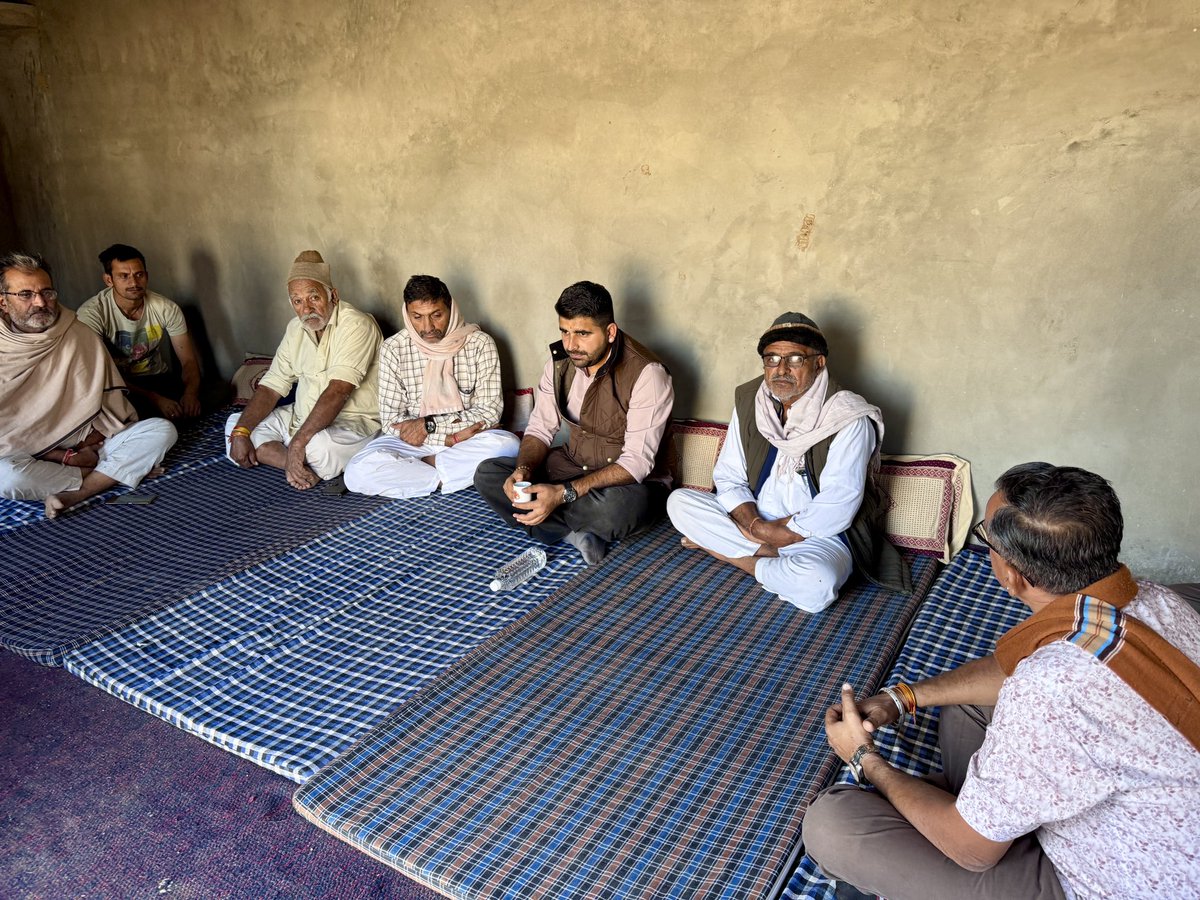 RavindraBhati__'s tweet image. आज विधानसभा क्षेत्र के गांव झणकली में श्री प्रभुदान जी पुत्र स्व श्री गुणेशदान जी देथा का गत दिवस स्वर्गवास होने पर उनके निवास स्थान पहुँचकर दिवंगत पुण्यात्मा को सादर श्रद्धांजलि अर्पित की और शोक संतप्त परिवारजनों से मिलकर अपनी संवेदनाएं व्यक्त की। 

परमपिता परमेश्वर से प्रार्थना…