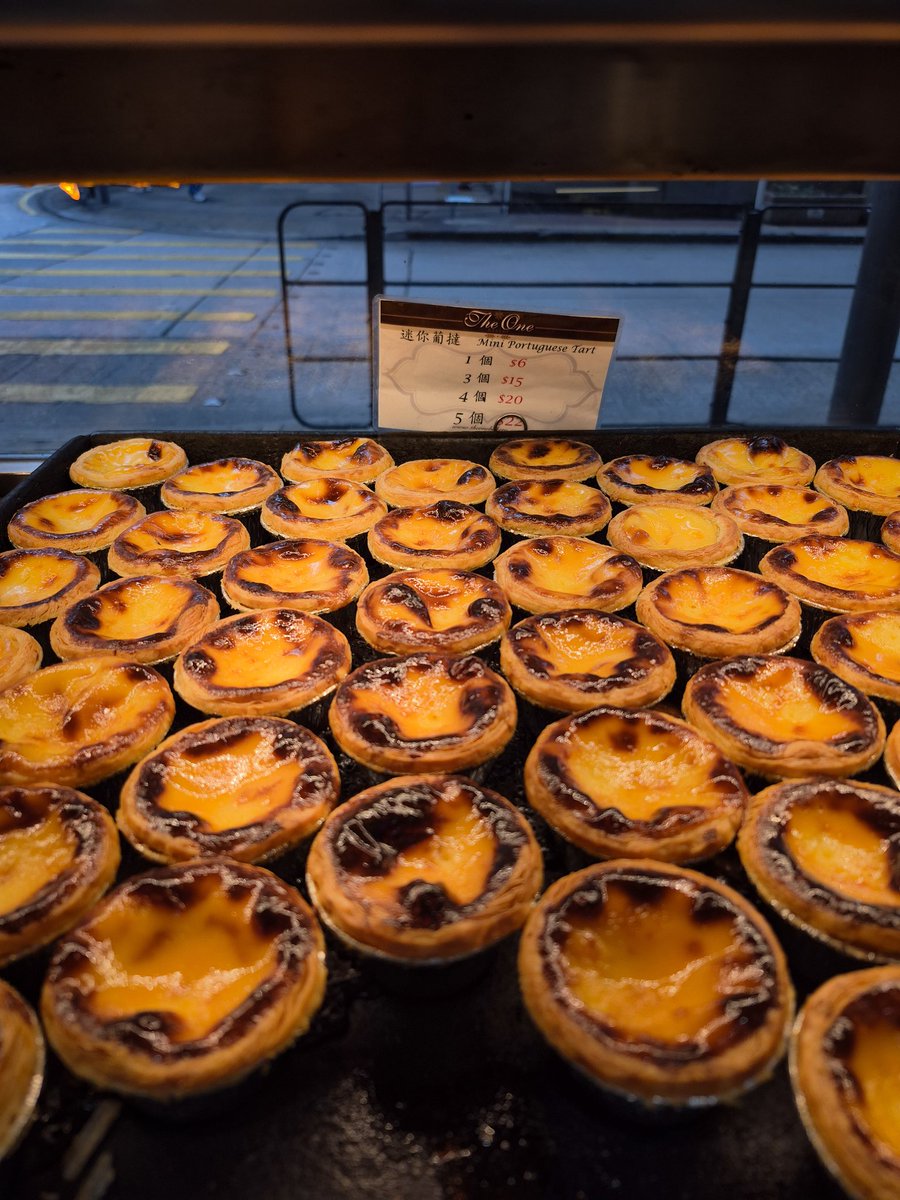 adiiiityarp's tweet photo. Kalau ke hongkong gak perlu ke bakehouse buat cari egg tart enak. random aja beli di bakery shop pinggir jalan, salah satunya egg tart di The One bakery ini. 

Harganya cuma 6 hkd, kalau beli 5 cuma 22 hkd. Rasanya gak jauh beda dari egg tart bakehouse. https://t.co/Aa4SMaAgVJ