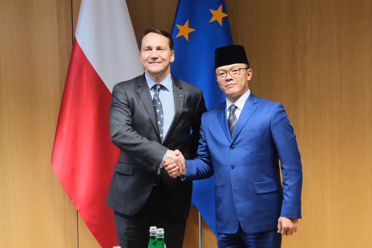 Menlu_RI's tweet image. Pleased to meet H.E. @sikorskiradek, Deputi PM/Foreign Minister of Poland (20/11). As we commemorate the 70th bilateral relation, we discussed ways to enhance Indonesia-Poland relations in strategic areas, particularly on trade and investment