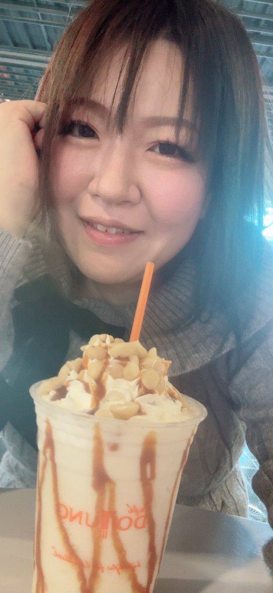 フラペチーノみたいの頼んだら、減らね〜
(突然の自撮り)