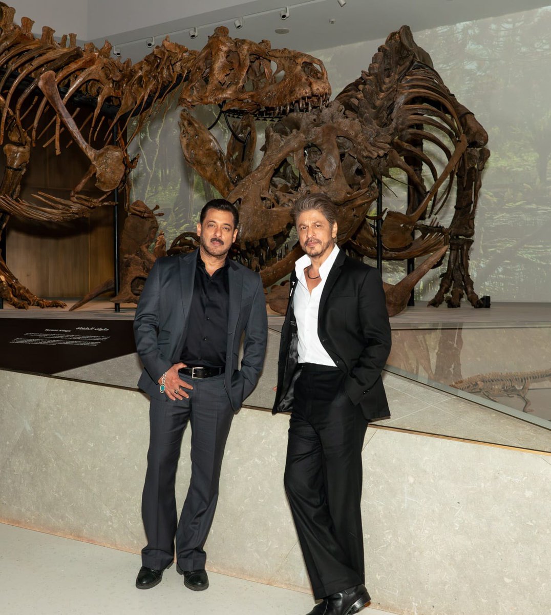 SRKUniverse's tweet image. SRK and Salman Khan at The Natural History Museum, Abu Dhabi and Once Again, The King Showed What Effortless Handsomeness Looks Like ❤️

@iamsrk @BeingSalmanKhan #SRK #ShahRukhKhan #King #SalmanKhan