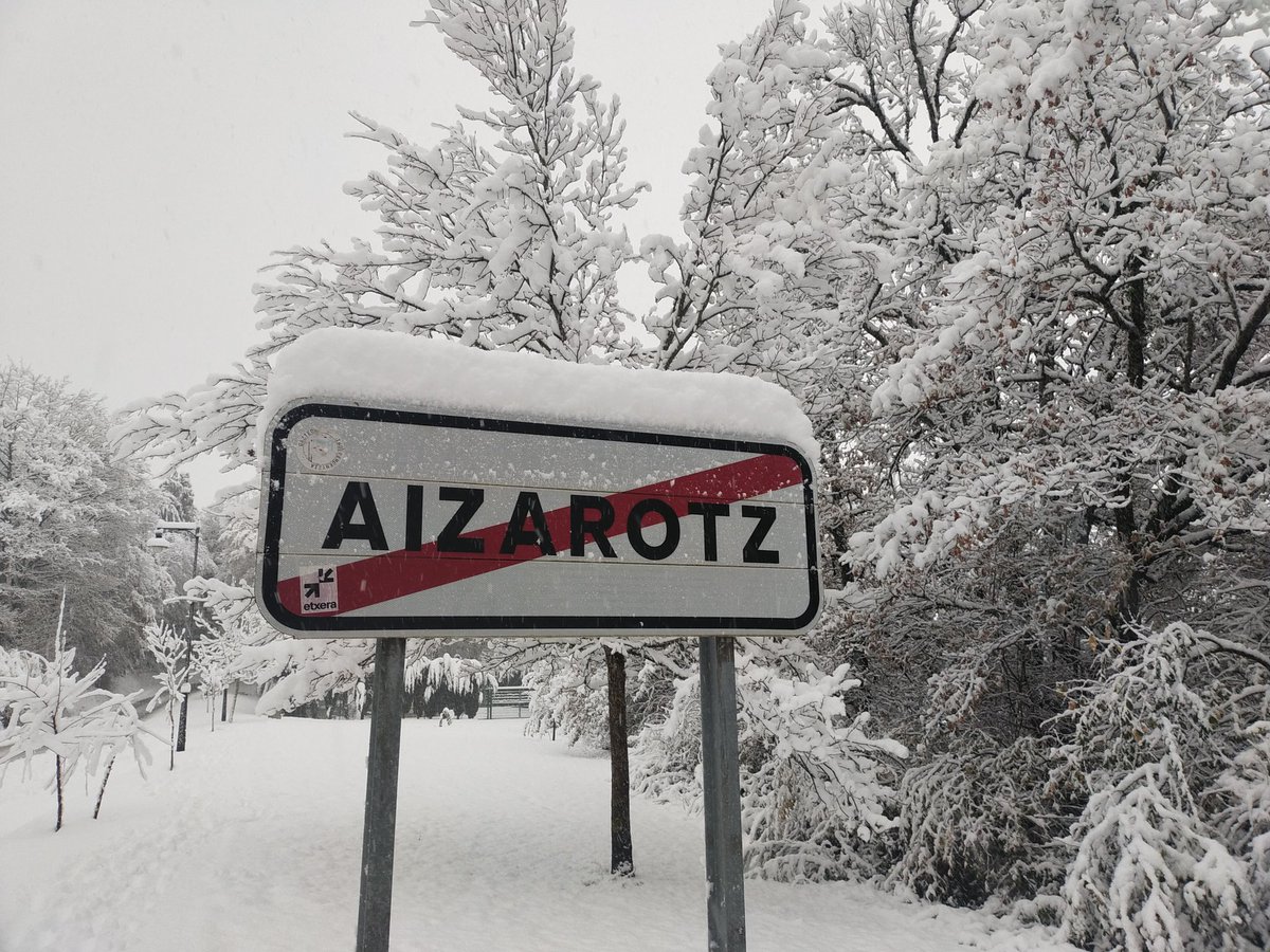 <a href="/Navarrameteo/">Urko Jalle</a> #Aizarotz
(560m)
#Basaburua

Y no para de nevar