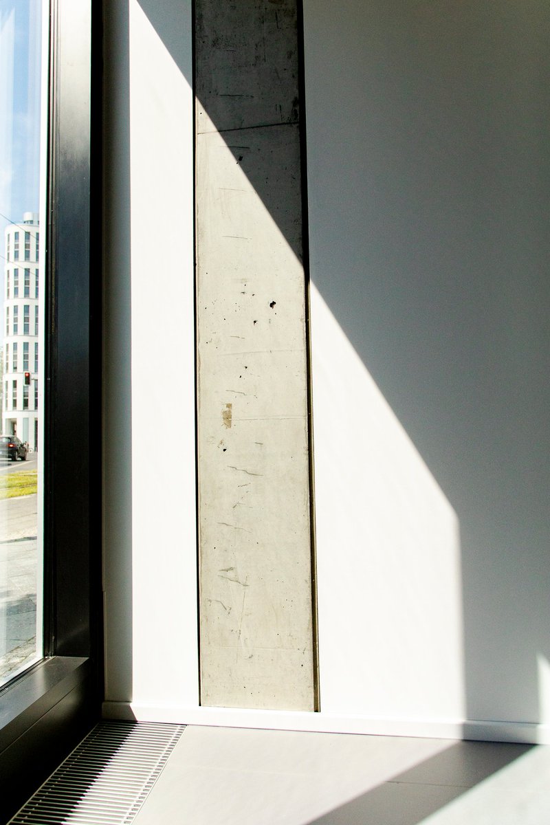 Edge_Workspaces's tweet image. 🪵Wood for warmth. 🪨Concrete for strength. 🍏Natural colors for balance.
In our spaces, design is a contributor to wellbeing and focus.

Every material is chosen to create an environment that feels grounded and calm, yet energizing enough to support your most productive days.