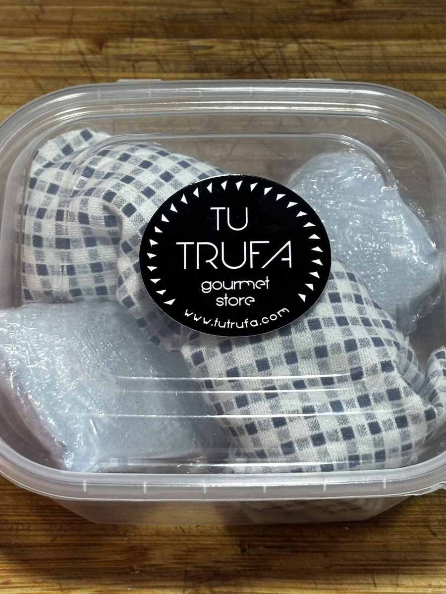 EVernacci's tweet image. Cenas de producto de temporada.
Tagliatelle, burro e tartufo bianco.
Esa cremina con la trufa blanca y la pasta al dente es pecaminosa. 
Chez Vernacci.