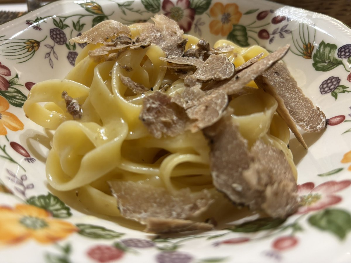 EVernacci's tweet image. Cenas de producto de temporada.
Tagliatelle, burro e tartufo bianco.
Esa cremina con la trufa blanca y la pasta al dente es pecaminosa. 
Chez Vernacci.
